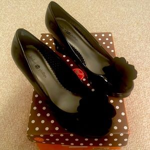 Lindsay Phillips Like New Black Patent Wedged Heels with Flower on Toe, Size 9